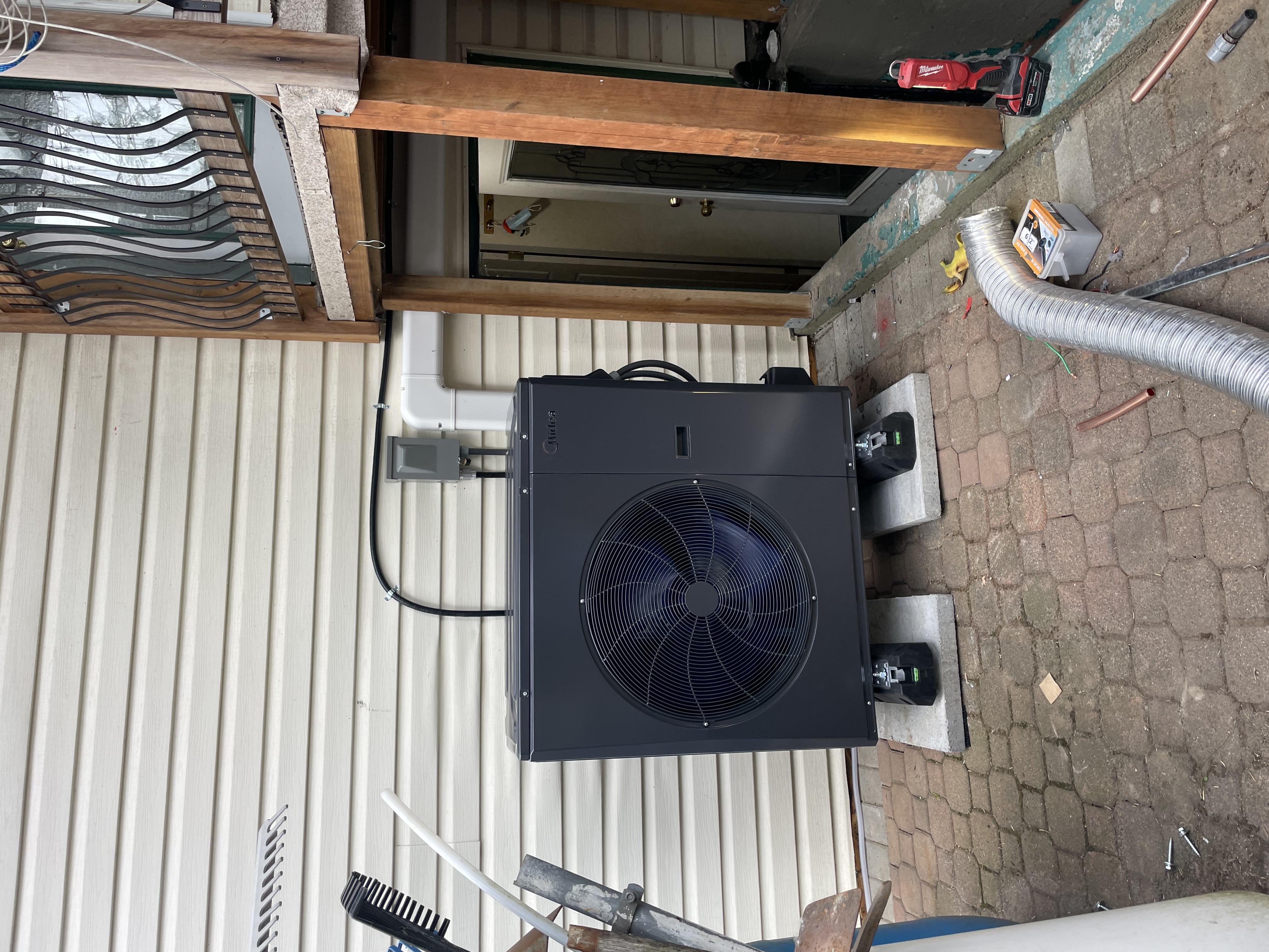 Disconnecting means and conduit installed next to heat pump outdoor unit — Gubond Electrical
