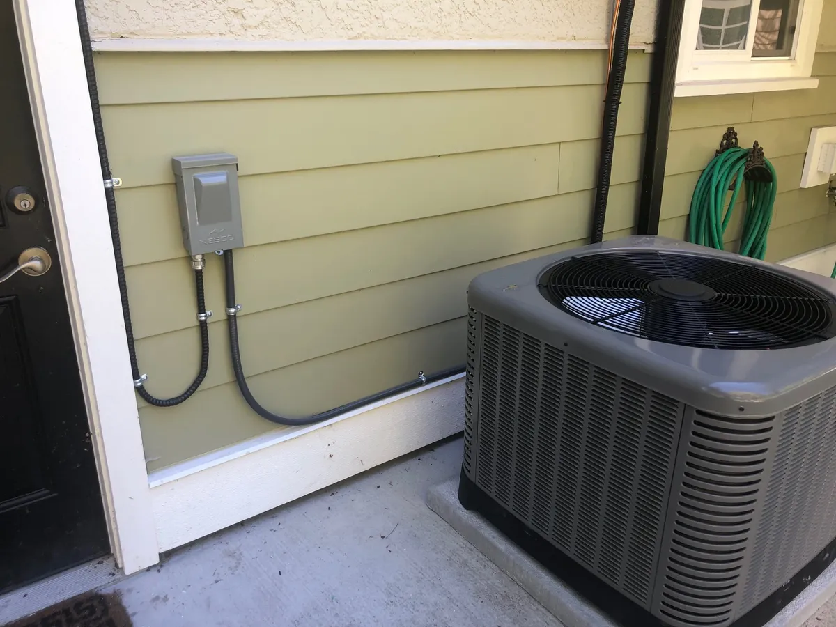 Heat pump outdoor unit with electrical hookup complete — Gubond Electrical